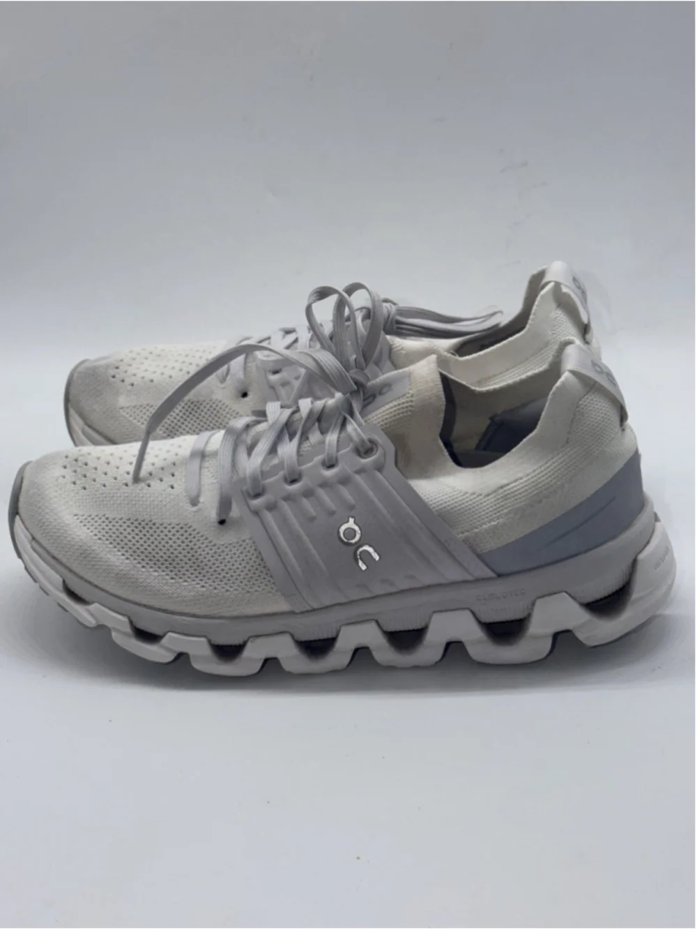 On Running Cloudswift Shoes Womens Size 9 White Gray Running CloudTec Helion